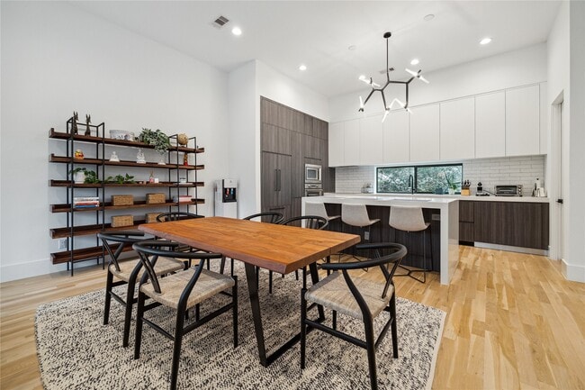 Building Photo - 711 Memorial Heights Dr