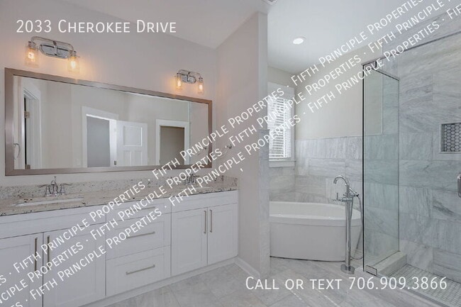 Building Photo - 2033 Cherokee Dr