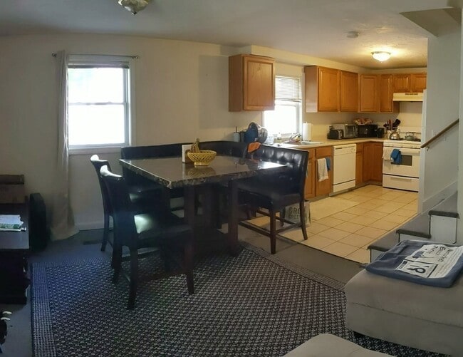 Building Photo - 24-26-26 Lawn St