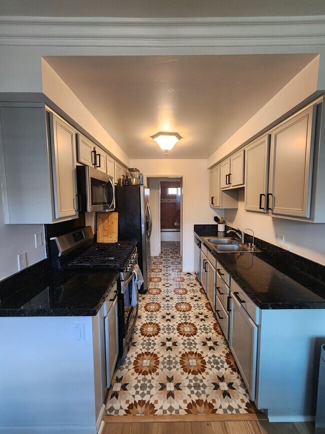 Building Photo - Updated 1Bd/1Ba Condo in Gated Community i...