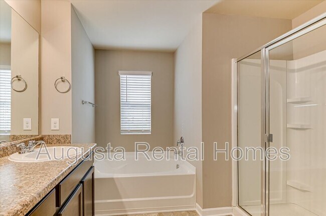 Building Photo - 5060 Vine Ln