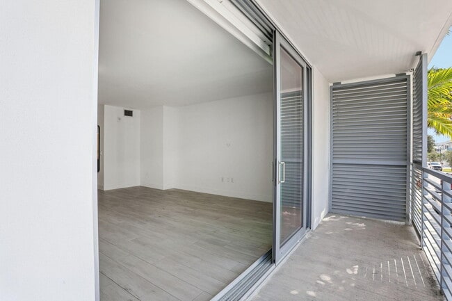 Building Photo - 111 SE 1st Ave