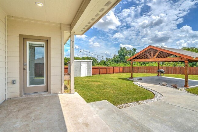 Building Photo - 521 Mossy Rock Dr