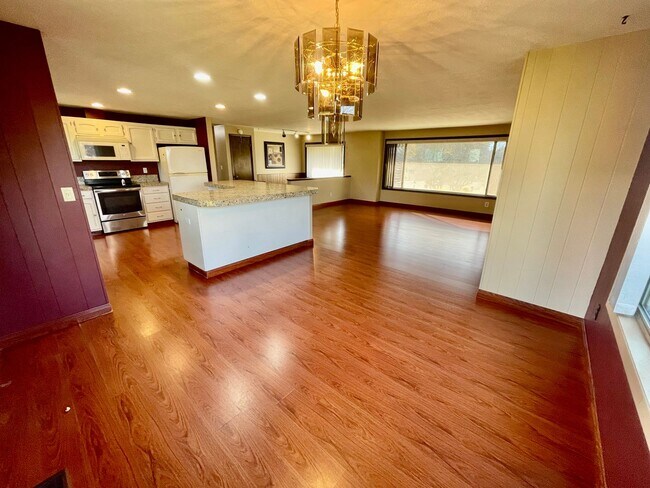 Building Photo - Sprawling 5bd/3bath Split-Level Home | Sto...
