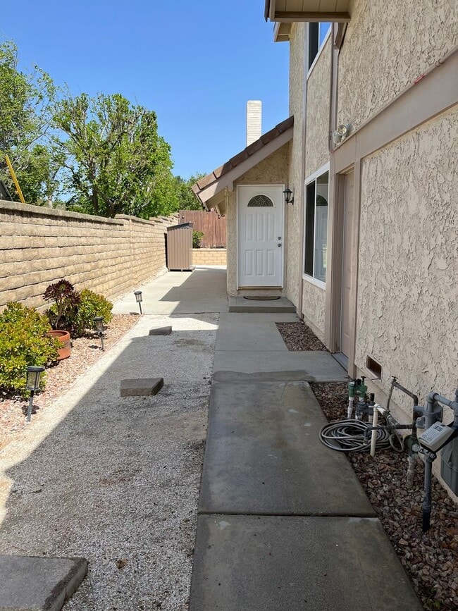 Building Photo - Conveniently located home featuring 2 main bedrooms!