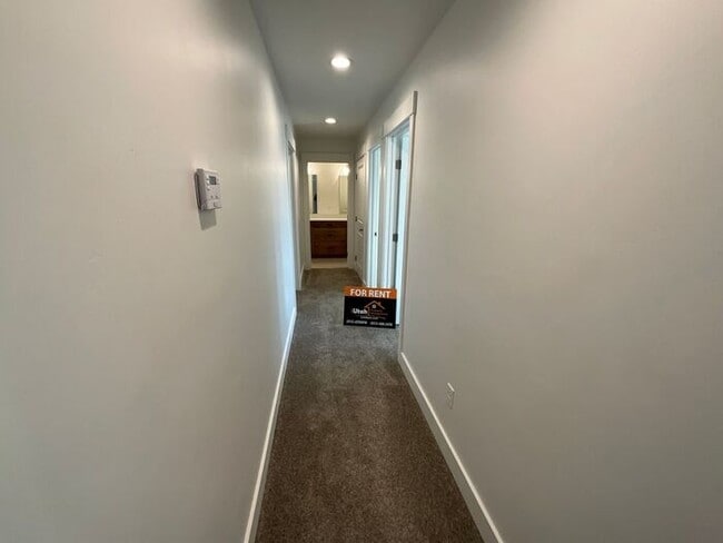 Building Photo - 3 bedroom 2.5 Bath Townhouse