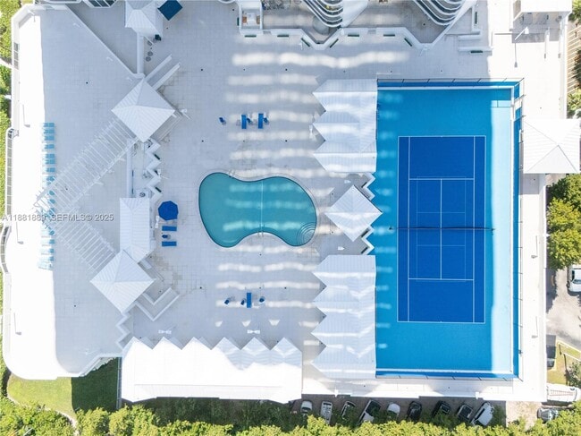 Building Photo - 16711 Collins Ave