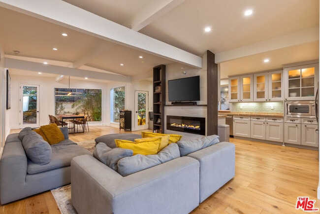 Building Photo - 7473 Mulholland Dr