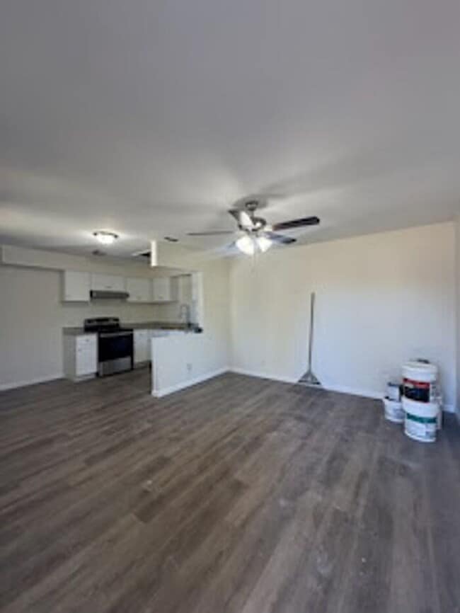 Building Photo - Beautiful newly remodeled 2/1 apartment!