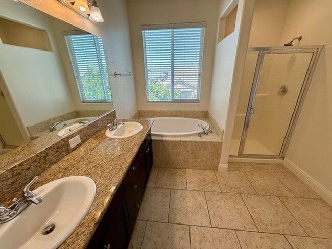 Building Photo - Beautiful Spacious 5 Bedroom Home located ...