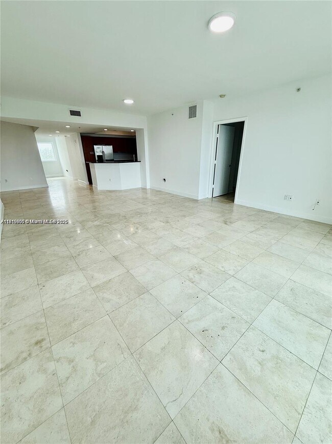 Building Photo - 15051 Royal Oaks Ln