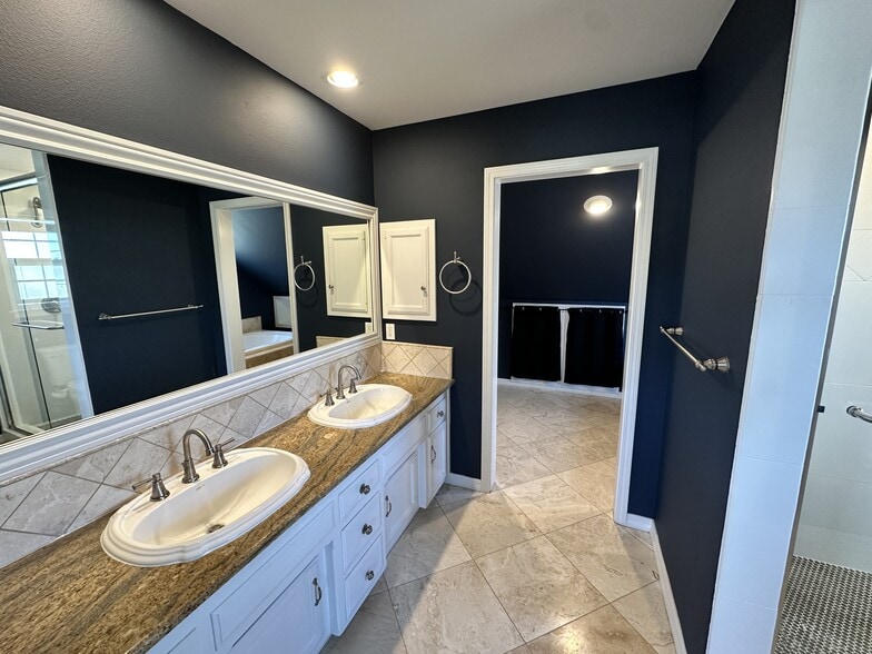 Building Photo - 604 Village Ct