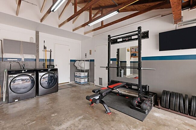 Building Photo - 3 bed 1.5 baths + 2 car garage with a larg...