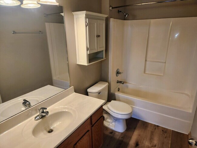 Building Photo - 1320 SE Florence Dr