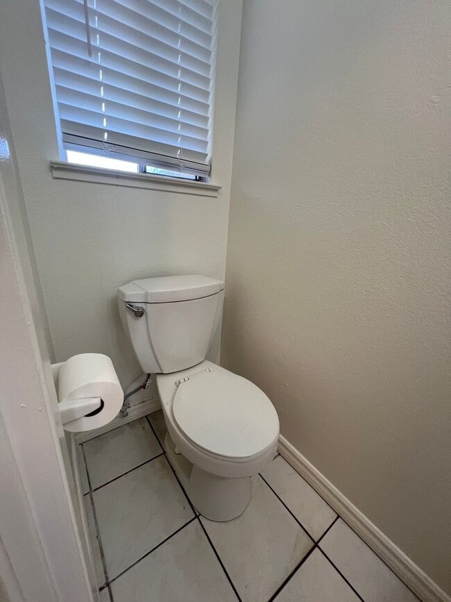 Building Photo - Duplex available in Little Saigon!