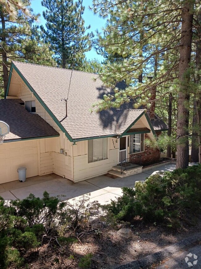 Building Photo - Three Bedroom with Garage