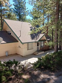 Building Photo - Three Bedroom with Garage