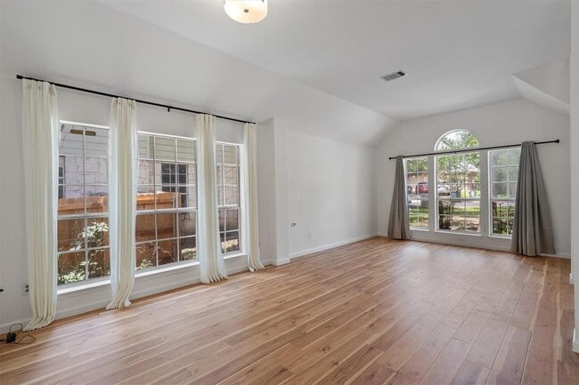 Building Photo - 100 Parque Cir