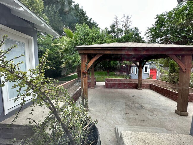 Building Photo - 3 Bedroom Home with Huge Backyard