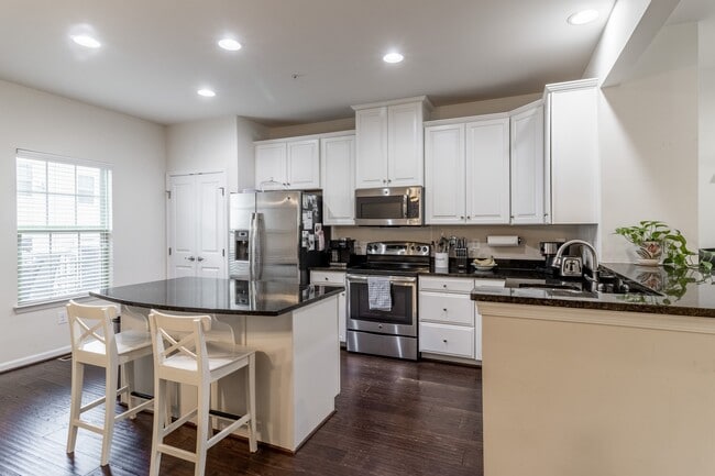 Building Photo - 4658 Hudson St