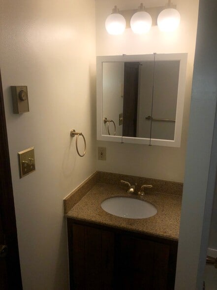 Full Bath - Granite Undermount Sink - 309 Olsen St