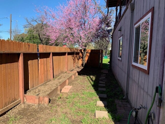 Building Photo - 3 Bedroom, 2 full Bath suite!!