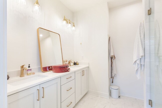 Building Photo - Stylish End-Unit Townhome Minutes From Gra...