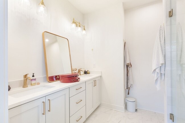 Building Photo - Stylish Townhome Minutes From Grant Park a...