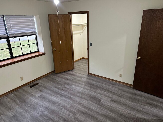 Building Photo - Available 7/1!  Spacious 3 Bedroom, 2 Full Bathroom Rogers Home in Quiet Neighborhood