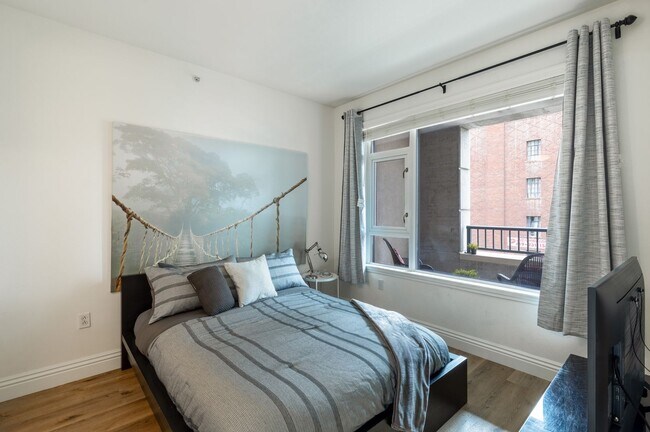 Building Photo - Modern 2 Bed/ 2 Bath Condo in the Heart of...