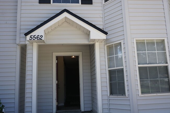 Building Photo - Spacious town home in west Jacksonville