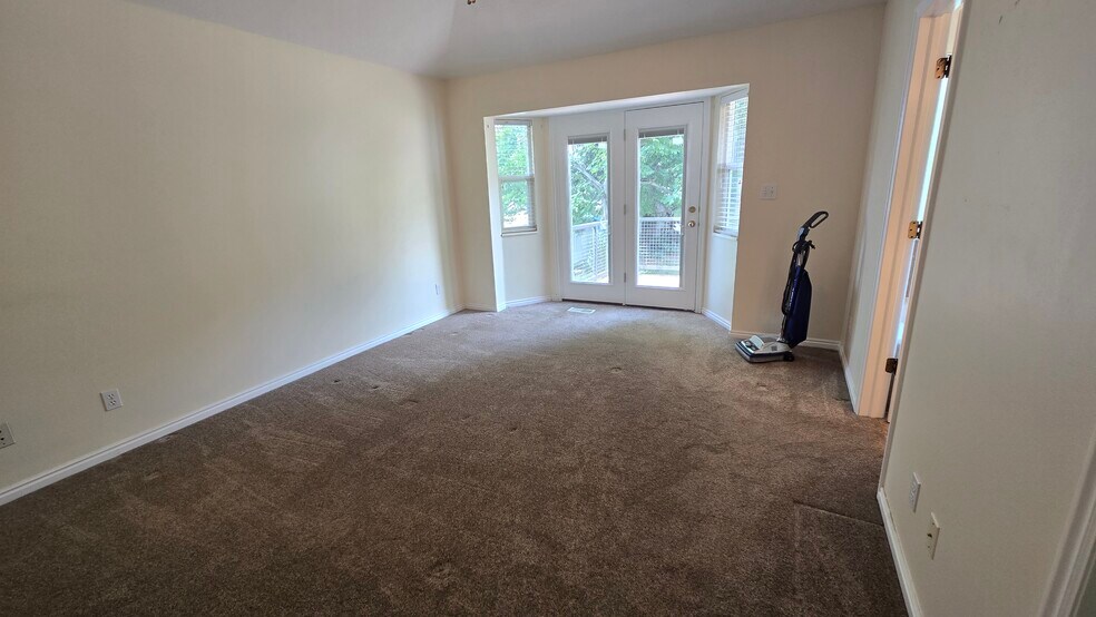 Building Photo - 1117 E 200 S
