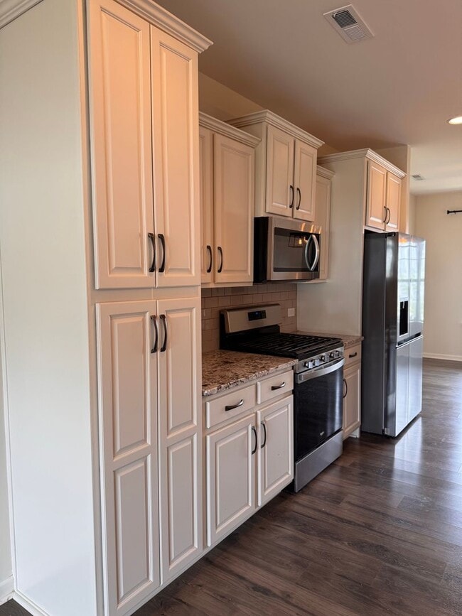 Building Photo - 4BR 2.5Bath Beauty in High Point