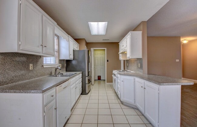 Building Photo - Highly Desirable 3-Bedroom Home with Modern Comforts.