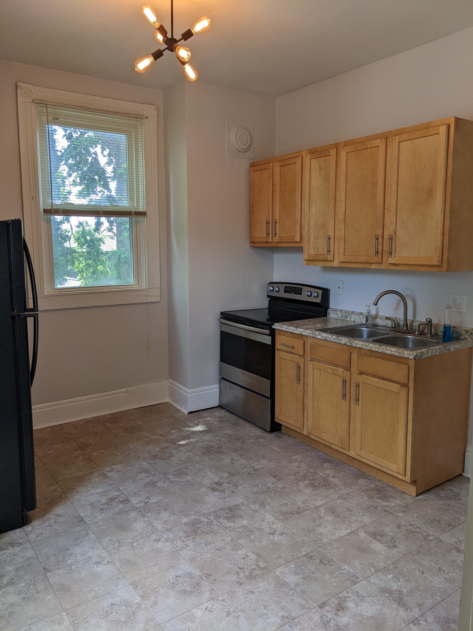 Building Photo - 2939 Cleinview Ave