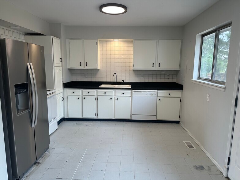 Kitchen - 5777 Tuckerman Ln