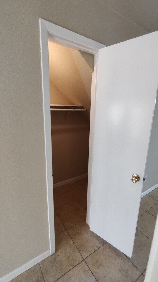 Building Photo - 4513 1/2 Bernardo De Galvez Ave