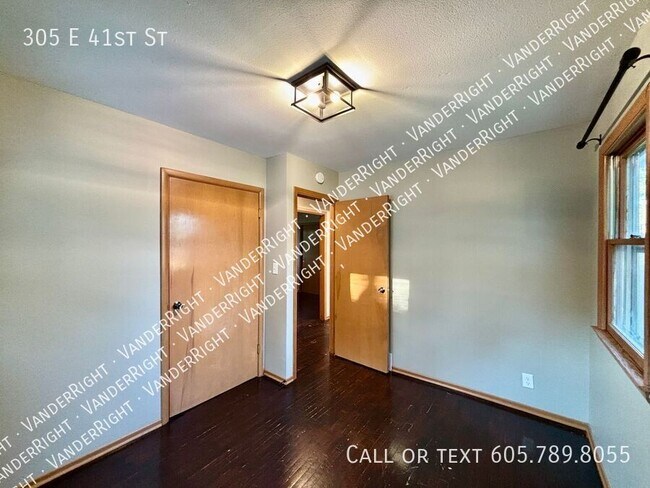 Building Photo - 305 E 41st St