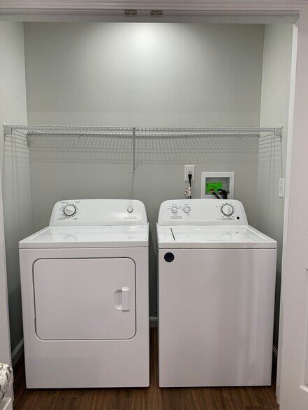 Building Photo - 152 School Side Dr