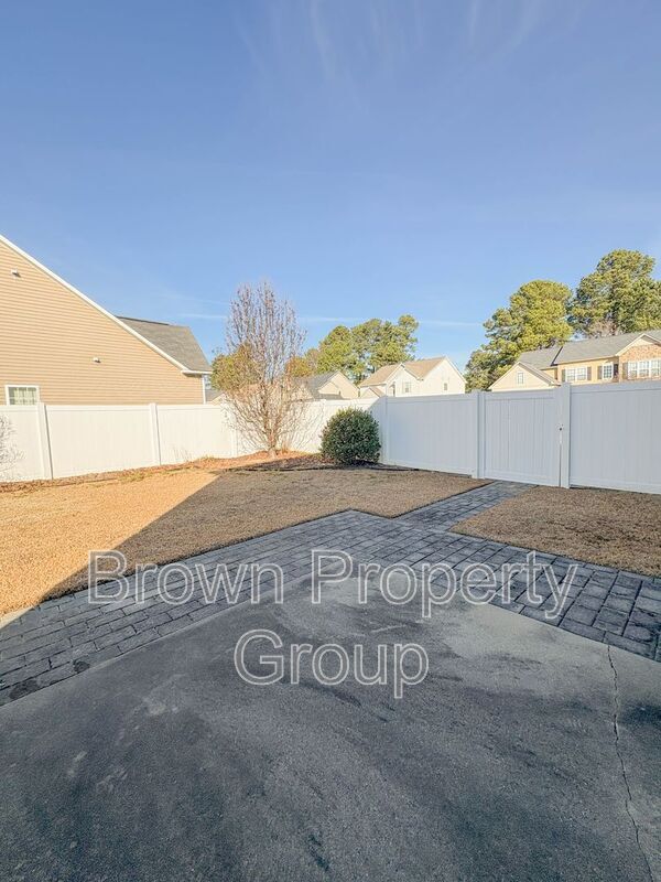 Building Photo - 1804 Shady Knoll Ln