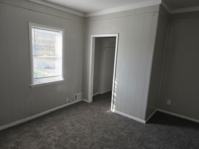 Building Photo - 1521 E Kirby Ave