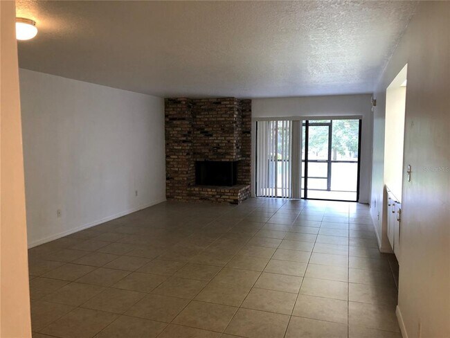 Building Photo - 1055 Kensington Park Dr