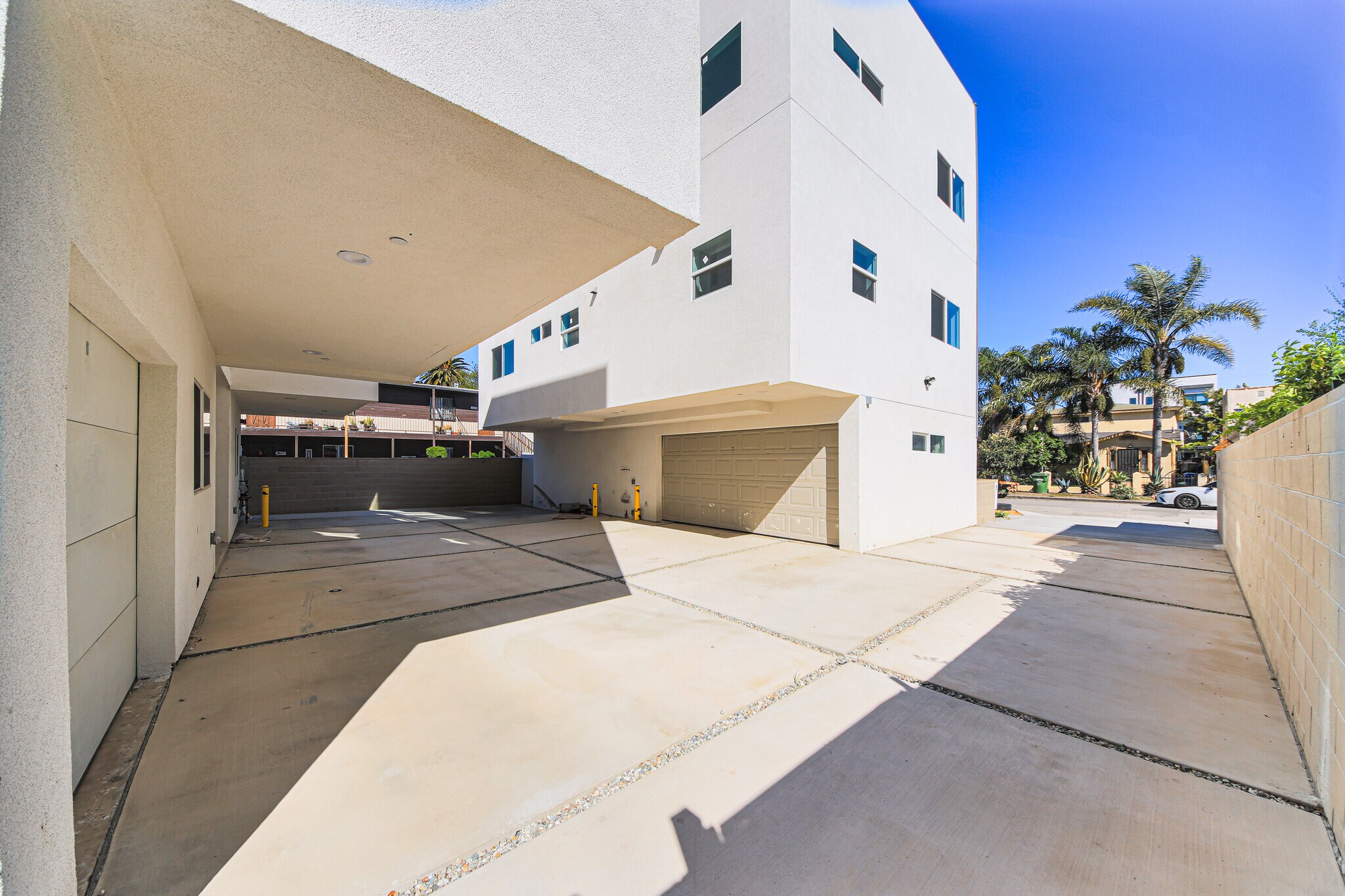 Building Photo - 2811 S Cloverdale Ave