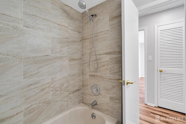 Building Photo - 812 Green Hollow Dr