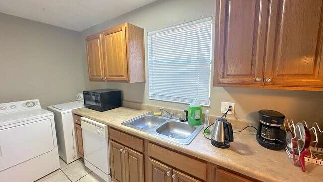 Building Photo - WALKABLE 2/1 TWN w/ & Washer/Dryer! Close ...