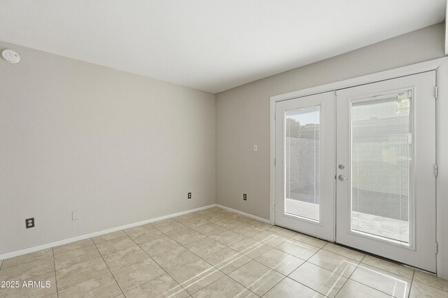 Building Photo - 1628 E Logan Dr