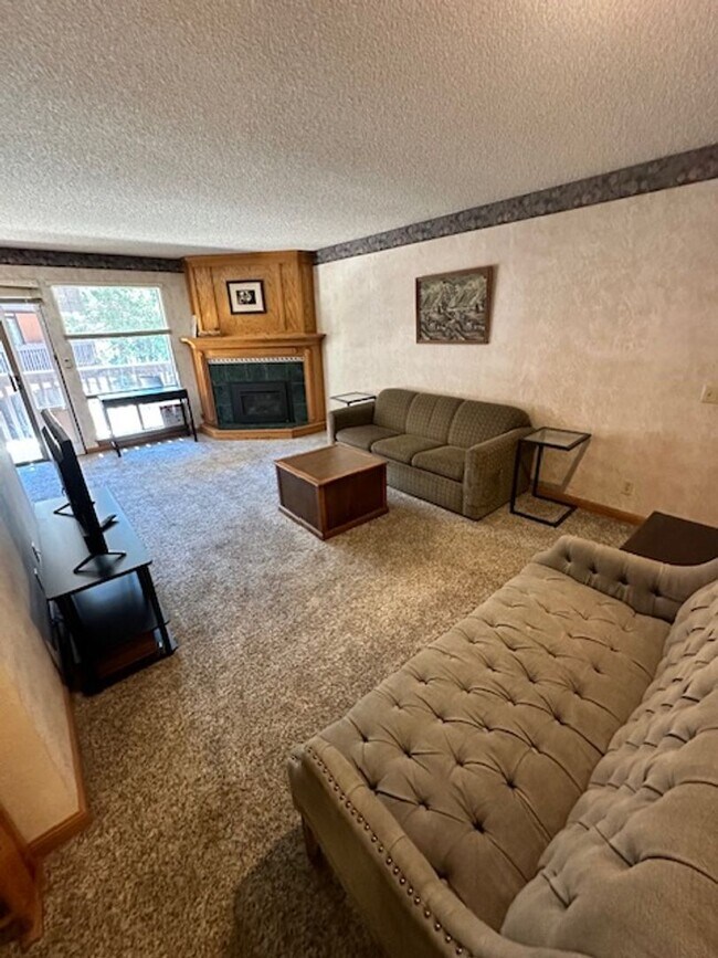 Building Photo - True Skier's Condo! Available for a Seasonal tern rental (3-6 months). Call me today!!