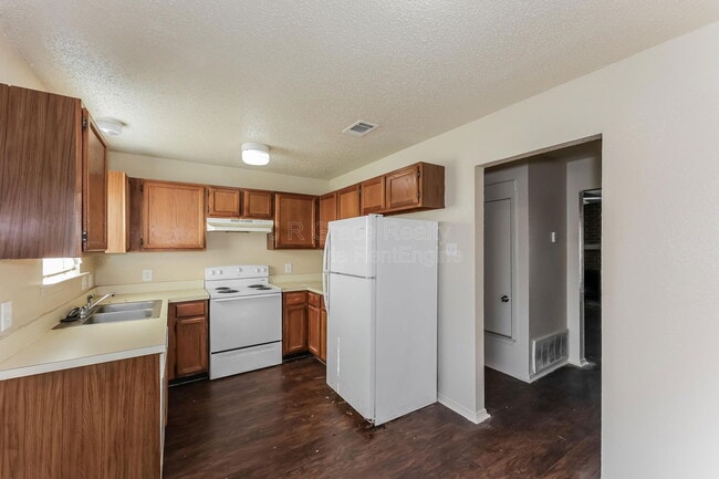 Building Photo - 5853 Shadydell Dr