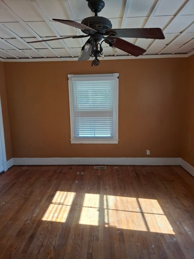 Building Photo - Unbelievable Updated Farmhouse in Lanexa!