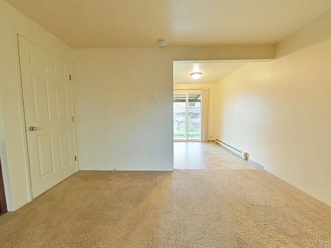 Building Photo - 2 Bedroom Apartment ~ Near 9th Street ~ Small Pet Friendly